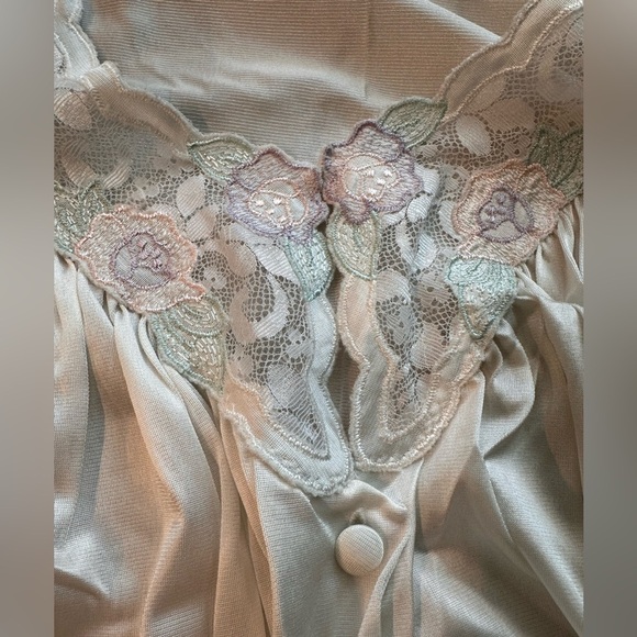 Vintage Vanity Fair White w/ Colorful Flower Lace Details Sleep shirt. Size Med - Picture 7 of 9